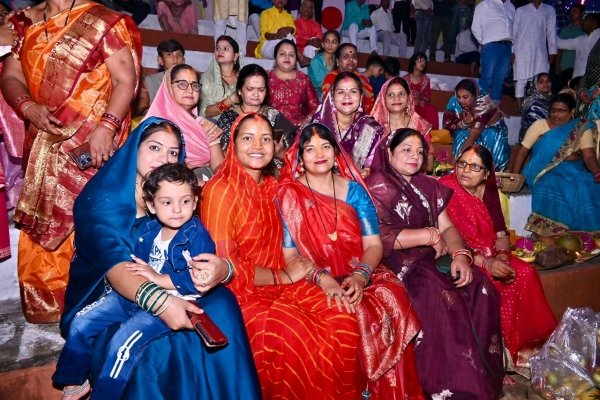 मंत्री श्रीमती लक्ष्मी राजवाड़े ने , सूर्यदेव को अर्पित किया संध्या अर्घ्य