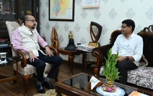 राज्यपाल  डेका से मंत्री  वर्मा ने सौजन्य भेंट की