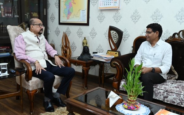 राज्यपाल  डेका से मंत्री  वर्मा ने सौजन्य भेंट की