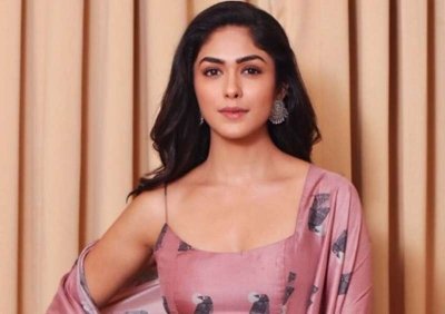 फिल्म 'डकैत' की शूटिंग से मृणाल ठाकुर ने दी सेट की झलक, फैंस में बढ़ी उम्मीदें