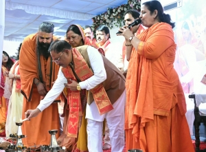 सवा लाख &lsquo;आशीर्वाद के दीपों&rsquo; से जगमगाया खारुन तट, प्रधानमंत्री  नरेंद्र मोदी के स्वस्थ और दीर्घायु जीवन के लिए हुई महाआरती