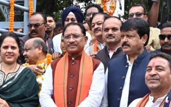 मुख्यमंत्री विष्णुदेव साय ने राष्ट्रपिता महात्मा गांधी और पूर्व प्रधानमंत्री  लाल बहादुर शास्त्री की प्रतिमा पर किया माल्यार्पण