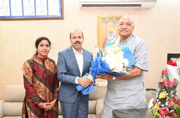 कृषि मंत्री रविंद्र चौबे से कृषि विश्वविद्यालय के नवनियुक्त कुलपति डॉ.चंदेल ने की सौजन्य मुलाकात