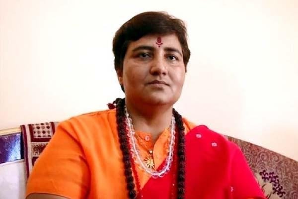 साध्वी प्रज्ञा पर गिरी गाज, रक्षा मंत्रालय की कमिटी से दिखाया गया बाहर का रास्ता