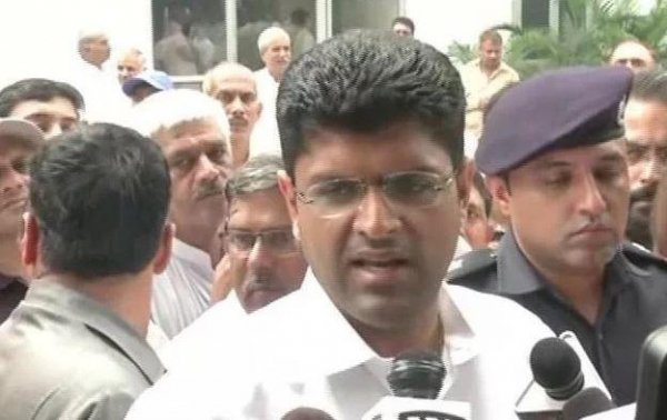 महाराष्ट्र में किसी दुष्यंत के पिता जेल में नहीं&#039; शिवसेना के बयान पर भड़के उपमुख्यमंत्री चौटाला