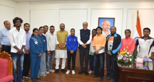 राज्यपाल  रमेन डेका से प्रदेश के उत्कृष्ट खिलाड़ियों ने की सौजन्य भेंट