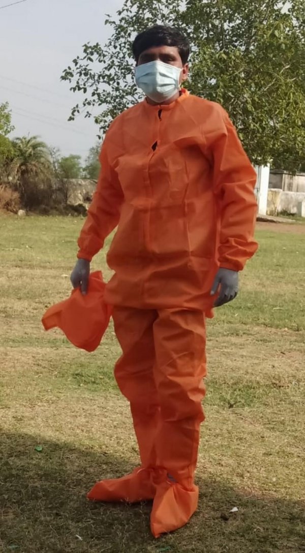 शादी के दो दिन बाद से ही कोरोना संदिग्धों का सैंपल ले रहा अजय