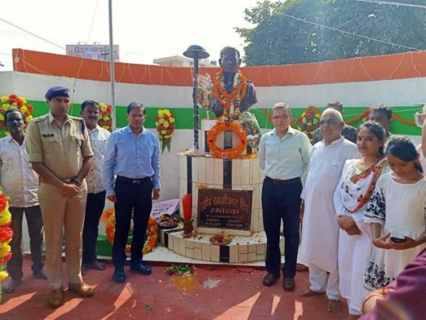 शहीद परिवार को हमेशा मिलेगा पुलिस महकमे का साथ : आईजी सिन्हा&hellip;. मदनवाड़ा शहीद रजनीकांत को आईजी व एसएसपी ने दी श्रृद्धांजलि