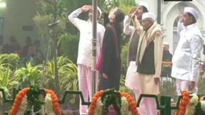 कांग्रेस स्थापना दिवस पर पार्टी मुख्यालय में सोनिया ने फहराया तिरंगा