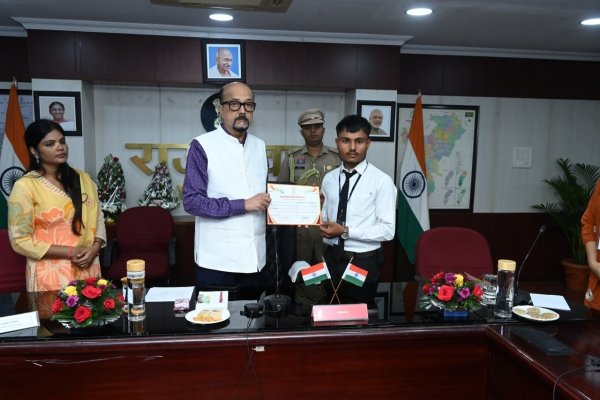 राज्यपाल रमेन डेका ने विद्यार्थियों और लखपति दीदियों को किया सम्मानित