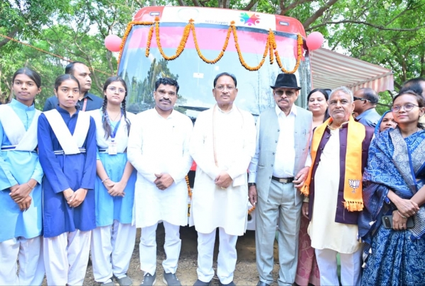 मुख्यमंत्री  विष्णु देव साय ने &lsquo;कामयाबी वेन&rsquo; को दिखाई हरी झंडी : दूरस्थ गांवों के विद्यार्थियों तक पहुंचेगी डिजिटल शिक्षा की नई रोशनी