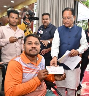 पैरों से चित्र उकेरने वाली पूनम बिटिया के जीवन में मुख्यमंत्री ने भरी नई उम्मीद — अब विशेष विद्यालय में मिलेगा शिक्षण और छात्रवृत्ति