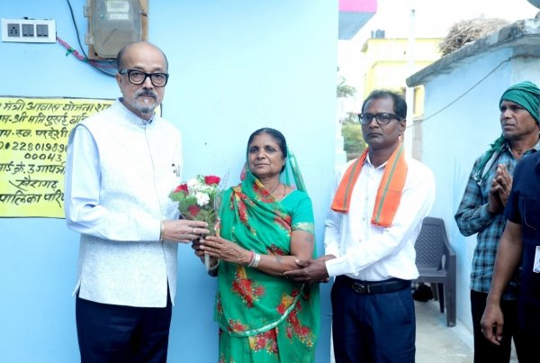 राज्यपाल  रमेन डेका ने खैरागढ़ में प्रधानमंत्री आवास योजना की हितग्राही से भेंट की राज्यपाल  रमेन डेका