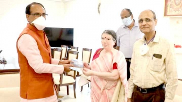 मुख्यमंत्री चौहान को "नर्मदा परिक्रमा एक अंतर्यात्रा" पुस्तक भेंट की