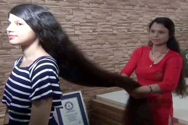 गुजरात की निलांशी के छह फीट से भी लंबे बाल