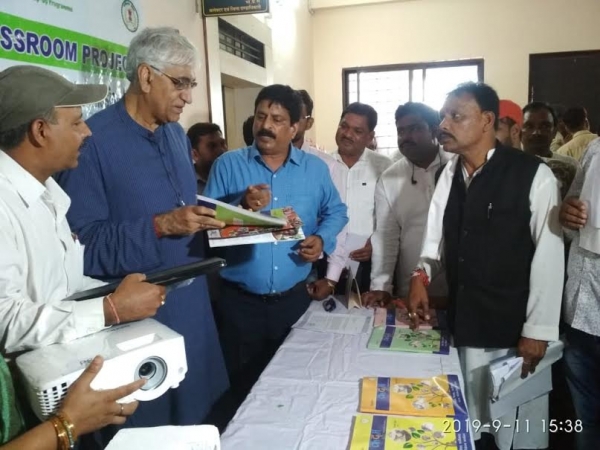 प्रभारी मंत्री द्वारा 8 चयनित प्राथमिक शालाओं को कम्प्यूटर व डिजिटल सामग्री वितरित