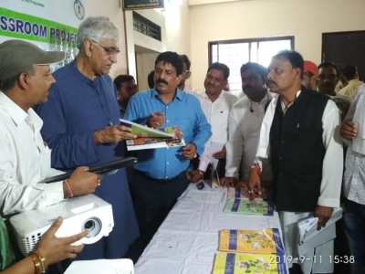 प्रभारी मंत्री द्वारा 8 चयनित प्राथमिक शालाओं को कम्प्यूटर व डिजिटल सामग्री वितरित