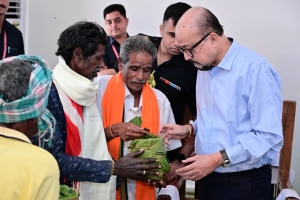 राज्यपाल&nbsp; रमेन डेका ने ग्राम बेहराखार जाकर विशेष पिछड़ी जनजाति बिरहोर समुदायों से की आत्मीय मुलाकात