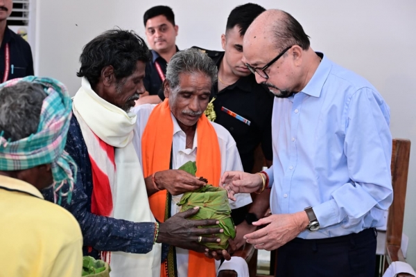 राज्यपाल&nbsp; रमेन डेका ने ग्राम बेहराखार जाकर विशेष पिछड़ी जनजाति बिरहोर समुदायों से की आत्मीय मुलाकात