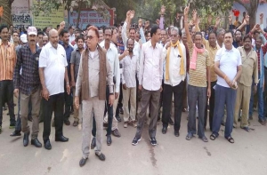 निष्टा एप का अनुबंध निरस्त करने निगम कर्मियों ने सड़क पर उतर किया प्रदर्शन