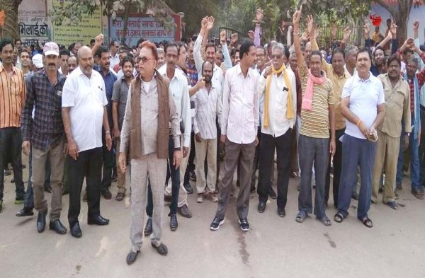 निष्टा एप का अनुबंध निरस्त करने निगम कर्मियों ने सड़क पर उतर किया प्रदर्शन