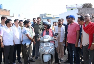 स्कूटी पर निकले उप मुख्यमंत्री  अरुण साव, नगर भ्रमण कर विकास कार्यों का लिया जायजा
