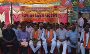 जिले की जर्जर सड़क को लेकर हुआ आंदोलन