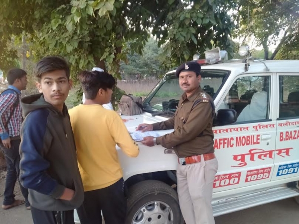 तेज रफ्तार वाहन चलाने वालों के ऊपर कार्यवाही की गई