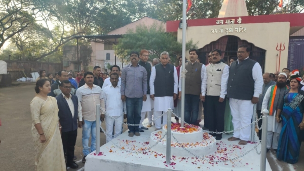 71 वें गणतंत्र पर महापौर धीरज बाकलीवाल ने फहराया निगम में तिरंगा