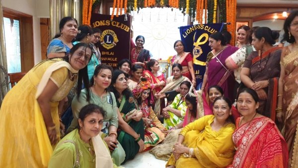 कृष्ण- राधा बनकर दी मनमोहक नृत्य की प्रस्तुति