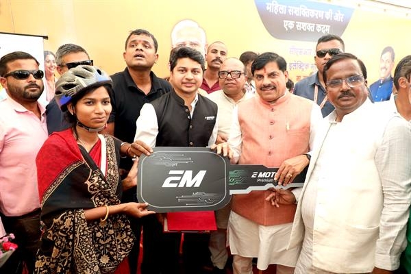 ई-साइकिलों के प्रयोग से महिला कर्मयोगियों को मिलेगी शक्ति : मुख्यमंत्री डॉ. यादव
