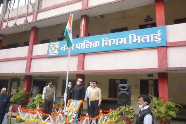 गणतंत्र दिवस के अवसर पर निगमायुक्त ऋतुराज रघुवंशी ने किया ध्वजारोहण, शान से लहराया तिरंगा