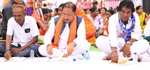 संविधान के मूल्यों को जन-जन तक पहुंचाने का संकल्प: समरसता भोज में शामिल हुए मुख्यमंत्री श्री साय