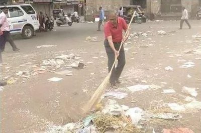 दिवाली के दूसरे दिन दिखी गंदगी तो झाड़ू लेकर निकल पड़े BJP सांसद, मेयर रहते शुरू की थी परंपरा
