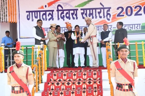 नगरीय प्रशासन मंत्री डॉ. डहरिया ने बलौदाबाजार में फहराया तिरंगा