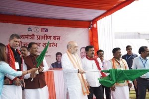 केंद्रीय गृह मंत्री  अमित शाह ने मुख्यमंत्री ग्रामीण बस योजना का किया शुभारंभ