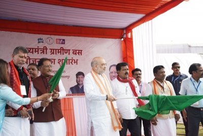 केंद्रीय गृह मंत्री  अमित शाह ने मुख्यमंत्री ग्रामीण बस योजना का किया शुभारंभ