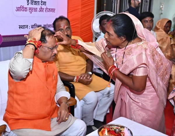 पत्रकार बहनों ने मुख्यमंत्री की कलाई पर बांधी राखी : जनसेवा के मार्ग पर अटूट संकल्प और प्रगति की दी शुभकामनाएं