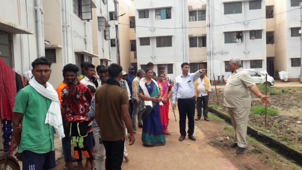 बोरसी गैलेक्सी अपाटमेंट प्रधानमंत्री आवास का निरीक्षण करने पहुंचे महापौर, साफ सफाई व्यवस्थाओं पर नाराजगी जताई