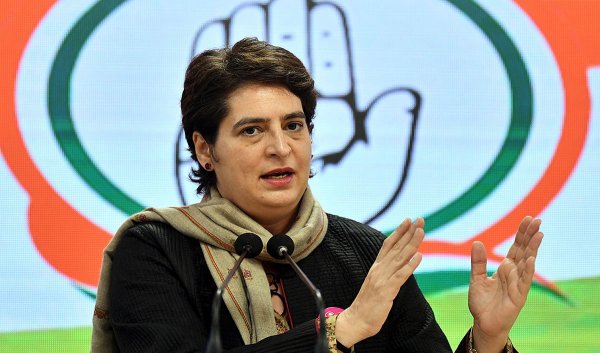 प्रियंका वाड्रा जिस तेजी से मुस्लिमों के बीच लोकप्रिय हो रही हैं वह अखिलेश के लिए नुकसानदेह है