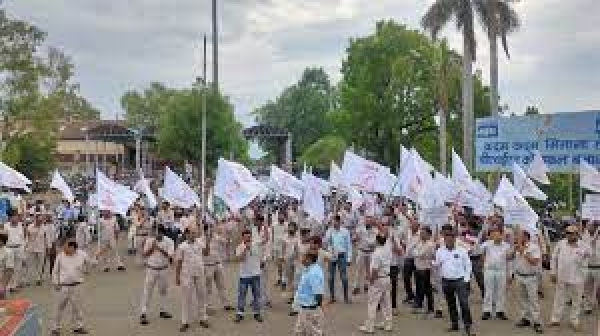 भेल कर्मचारियों ने एक बार फिर विभिन्न मांगों को लेकर प्रबंधन के खिलाफ मोर्चा खोल दिया