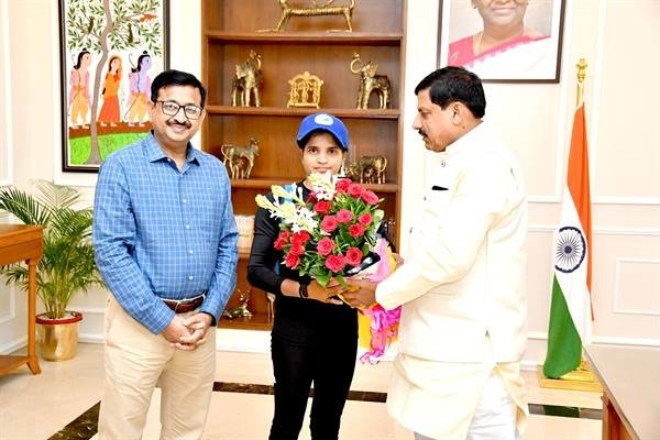 मुख्यमंत्री डॉ. यादव ने साइकिल से कारगिल जा रही आशा मालवीय के साहस को सराहा