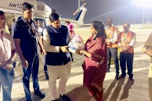 मुख्यमंत्री डॉ. यादव को भेंट की समूहों की दीदियों द्वारा बनाए गए उत्पाद डलिया