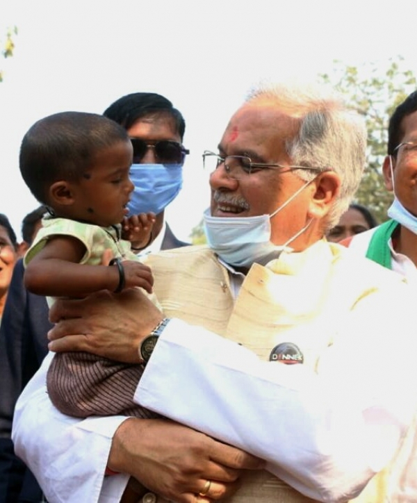 मुख्यमंत्री भूपेश बघेल अपने परिजनों के साथ आए नन्हें बच्चों को देखकर उन्हें दुलारने से स्वयं को रोक न सके...