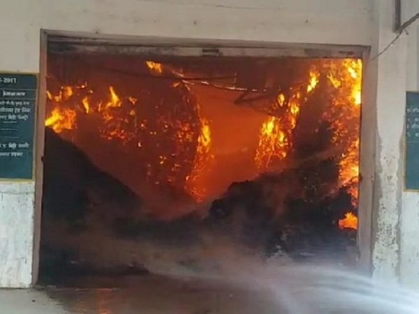 चौकीदारों को बंधक बनाकर नक्सलियों ने तेंदूपत्ता गोदाम में लगाई आग