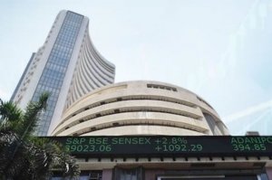 सेंसेक्स के 1 लाख पॉइंट के पार जाने का अनुमान, बाजार के भविष्य को लेकर क्या हैं विशेषज्ञों की राय?