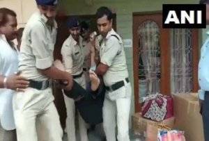 70 करोड़ की वसूली के लिए उद्योगपति को पुलिस ने उठाकर घर से बाहर किया