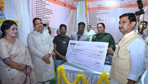 केंद्रीय राज्यमंत्री  तोखन साहू ने बांटी खुशियों की चाबी