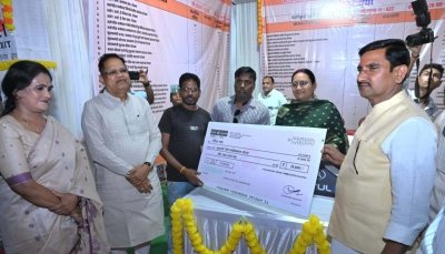 केंद्रीय राज्यमंत्री  तोखन साहू ने बांटी खुशियों की चाबी