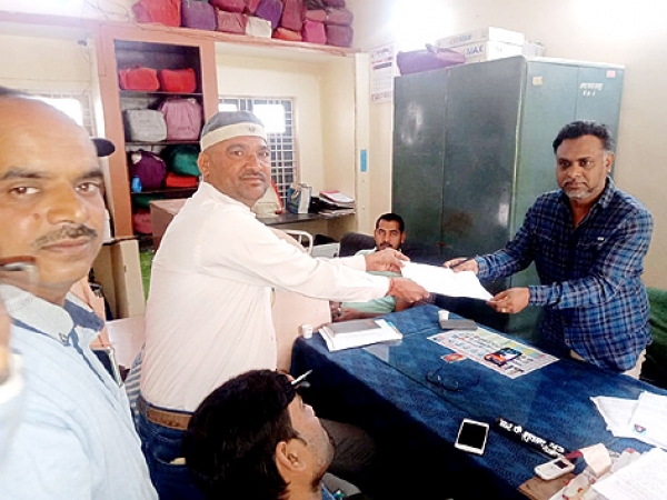 सचिव और रोजगार सहायक लौटे काम पर